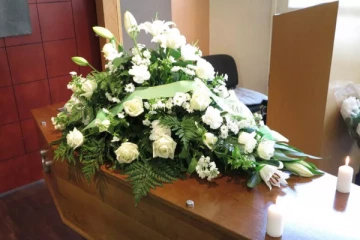 சவப்பெட்டிக்குள் வைக்கப்பட்டபின் திடீரென கண்களைத் திறந்த நபர்: அதிர்ச்சியடைந்த உறவினர்கள்