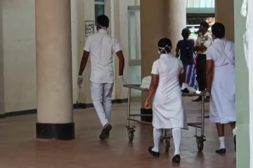 தொட்டில் கயிற்றில் சிக்கி நான்கு வயது பெண் குழந்தை பலி! (காணொளி)