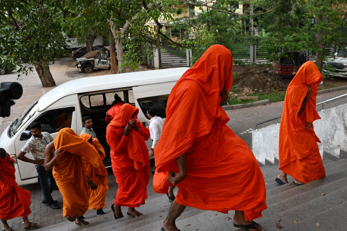 காவி உடைக்குள் கள்ளத்தனம் ; 22 தேரர்களுக்கு தடுப்புக் காவல்; நீதிமன்றம் உத்தரவு | Preventive Detention For 22 Monks Arriving Drugs