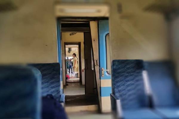 யாழில் இருந்த வந்த தொடருந்தில் மது போதையில் சிக்கிய ஊழியர் | Employee Drank Alcohol In The Train