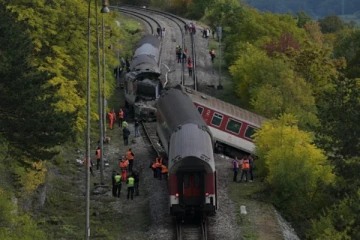 ஸ்லோவாக்கியாவில் நேருக்கு நேர் மோதிய இரு ரயில்கள் ; பலர் காயம்