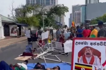 அலரிமாளிகைக்கு முன் நடுவீதியில் ஆர்ப்பாட்டத்தில் ஈடுபட்டுள்ள மக்கள்!