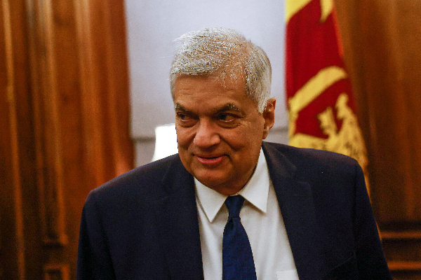 வெளிநாட்டில் பணிபுரிவோருக்கு நற்செய்தி: ரணிலிடம் கையளிக்கப்பட்ட பெருந்தொகையான பணம் | Pension Allowance Sri Lankan Foreign Workers