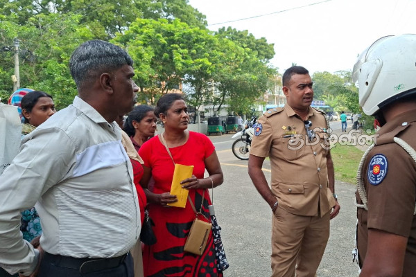 யாழில் வீட்டுத் திட்ட நிதியை முழுமையாக வழங்கக் கோரி போராட்டம் | Attention Struggle In Jaffna