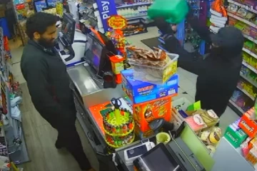 லண்டனில் கடையை தீயிட்டு கொழுத்த முயன்ற நபருக்கு தமிழ் இளைஞன் செய்த சம்பவம்