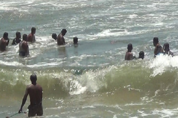 நண்பர்களுடன் கடற்கரையில் குளித்துக் கொண்டிருந்த 19 வயது இளைஞன் மாயம் | 19 Year Youth Drowns Sea In Tamil Area Missing நண்பர்களுடன் கடற்கரையில் குளித்துக் கொண்டிருந்த 19 வயது இளைஞன் மாயம் | 19 Year Youth Drowns Sea In Tamil Area Missing