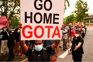 இலங்கை போராட்டத்தின் போது கவனத்தை ஈர்த்த அந்த ஒற்றை புகைப்படம்