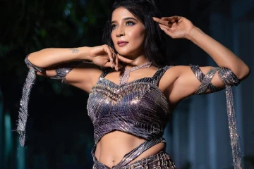 கிளாமர் உடையில் சாக்ஷி அகர்வாலின் ஸ்டில்கள்