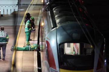 ஓடும் ரயிலில் பயங்கர கத்திக்குத்து தாக்குதலில் 10 பேர் ஆபத்தான நிலையில்