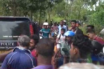 பொலிஸ் அதிகாரிகள் இருவரின் சட்டவிரோத செயல் ; கட்டி வைத்து தாக்கிய பொதுமக்கள்