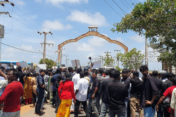 வடக்கு கிழக்கில் உள்ள மனிதப் புதைகுழிகளுக்கு நீதி வேண்டி முன்னெடுக்கப்பட்ட கையெழுத்துப் போராட்டம்! | Ignature Protest In The North And East