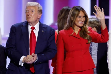 ட்ரம்ப் மனைவி மெலானியாவை நாடுகடத்தவேண்டும்: ஆயிரக்கணக்கானோர் புகார் மனுவில் கையெழுத்து