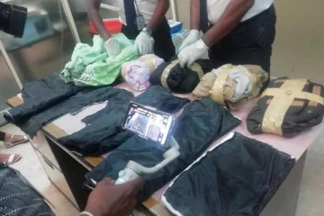 26 හැවිරිදි තරුණියක් කොකේන් තොගයක් සඟවන් ආ හැටි.