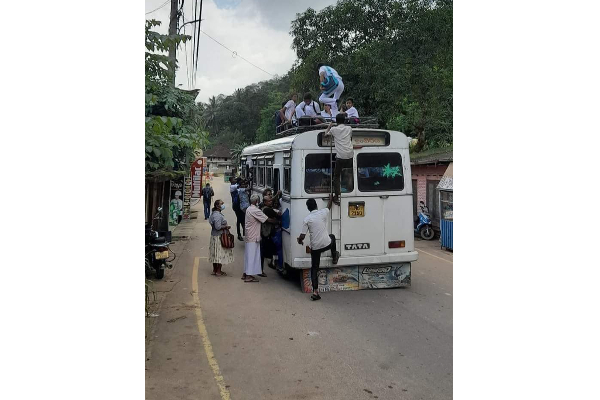 ஆபத்தான பயணங்களில் பாடசாலை மாணவர்கள் | School Students On Dangerous Journeys