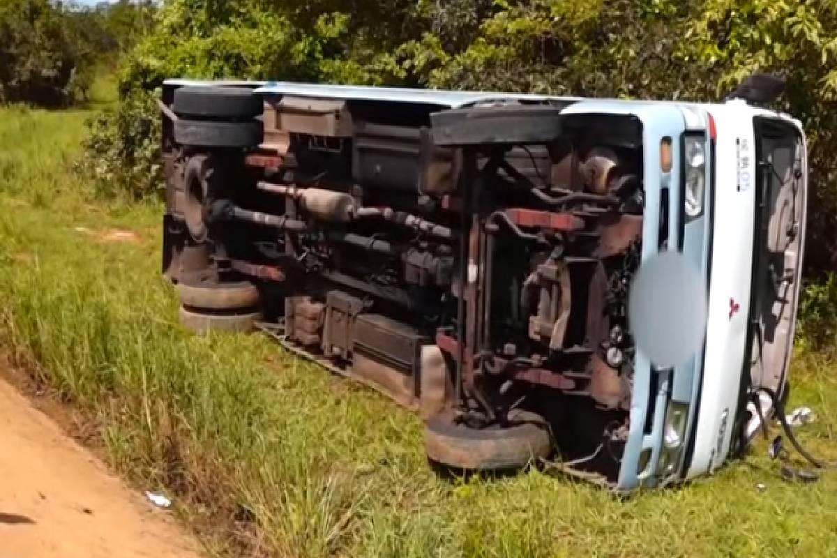 பக்தர்களை ஏற்றிச் சென்ற தனியார் பேருந்து விபத்து ; 12 பேர் காயம் | Private Bus Carrying Meets Accident 12 Injured