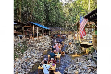 தண்ணீரில் மிதந்துகிட்டே சாப்பிட ஆசையா? சுற்றுலா பிரியர்களுக்கான ஹொட்டல்