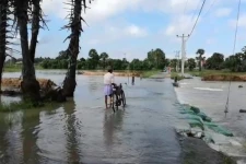 தொடர்ச்சியான மழையால் உமையாள்புரம் - விளாவோடை வீதியில் நிரம்பியுள்ள வெள்ளநீர்