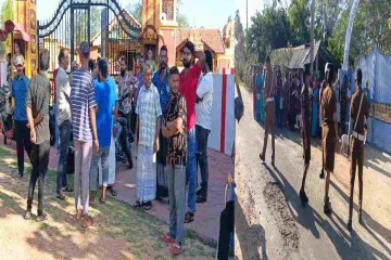 பாடசாலை அதிபரை மாற்ற வேண்டாம்: யாழில் வெடித்த போராட்டம்