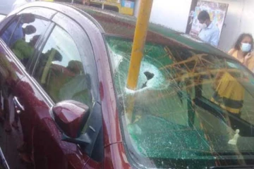 கொழும்பில் எரிபொருள் பெறுவதற்காக வரிசையில் நின்ற காருக்கு நேர்ந்த கதி