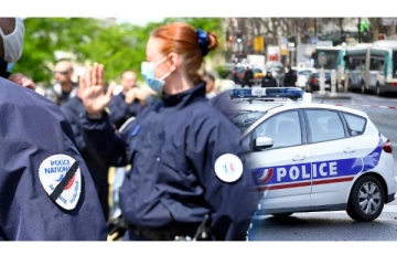 பிரான்சில் காவல் நிலையத்திற்குள் புகுந்து.. நிர்வாணமாக நின்ற பெண்! பொலிசாரிடம் சொன்ன வினோத காரணம்