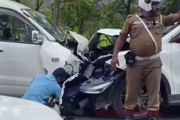 மற்றுமொரு பாரிய விபத்து.. வெளிநாட்டு தம்பதியினர் உட்பட 9 பேர் படுகாயம் | Accident In Anuradhapura Kandy Main Road 9 Injured