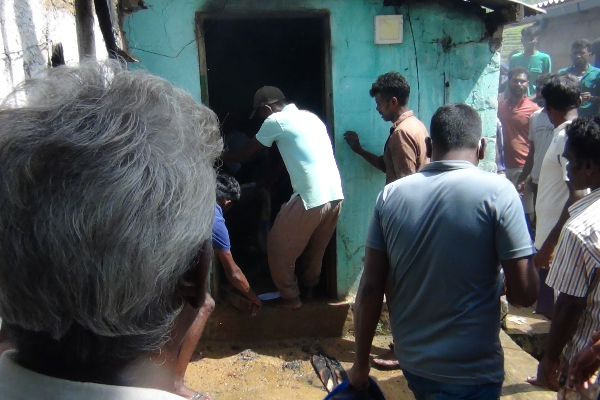 குடியிருப்பில் திடீர் தீ விபத்து : முற்றாக எரிந்த வீடு | Maskeliya Home Fire Accident Sri Lanka குடியிருப்பில் திடீர் தீ விபத்து : முற்றாக எரிந்த வீடு | Maskeliya Home Fire Accident Sri Lanka