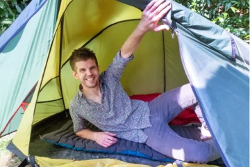 2-வது குழந்தை பிறந்தவுடன் கூடாரத்தில் குடியேறிய தந்தை: விவாதத்தை தூண்டியுள்ள காரணம்