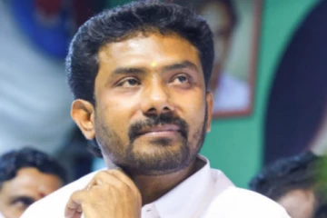 கசந்த திருமண வாழ்க்கை....விவாகரத்து கேட்டு நீதிமன்றம் சென்ற ஓபிஎஸ் மகன்