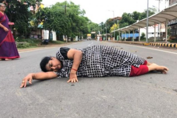 மக்களுக்காக அங்கப்பிரதட்சணம் செய்த ஆந்திர பெண்! வைரலாகும் வீடியோ | Andhrapradesh Covid19