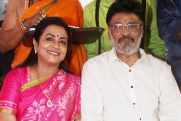 கையில் கட்டுடன் பாக்யராஜ் மனைவி பூர்ணிமா! என்னாச்சு என ரசிகர்கள் ஷாக்