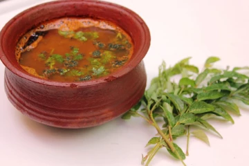 காடு மாதிரி முடி வளரணுமா? கறிவேப்பிலை ரசம் சாப்பிடுங்க