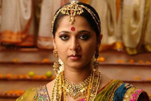 இந்த புகைப்படத்தில் இருக்கும் நடிகை யார்ன்னு தெரியுதா? கோடிகளில் ஹிட் கொடுத்தவர் | Anushka Shetty Childhood Photo Goes Viral