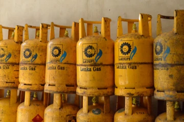 රටේ ජනතාව බඩගින්නට දමා ගෑස් නැවකට සිදුවු දේ මෙන්න..