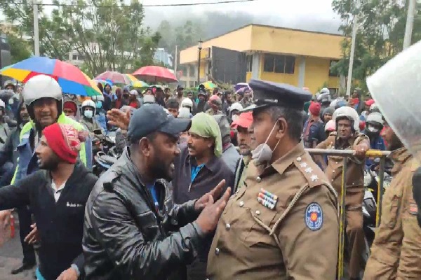 காவல்துறையின் அத்துமீறல் கொதித்தெழுந்த மக்கள் | Protest Against People Police Will Withdraw