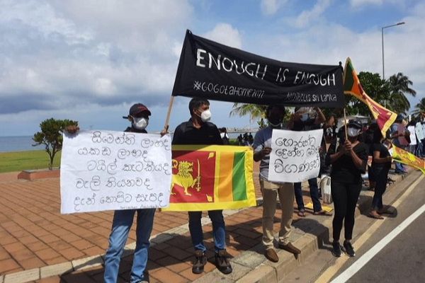 காலி முகத்திடலில் அரச எதிர்ப்பு போராட்டத்தில் முதன் முறையாக ஒன்றிணைந்த அரச மற்றும் தனியார் துறையினர்! - ஐபிசி தமிழ்