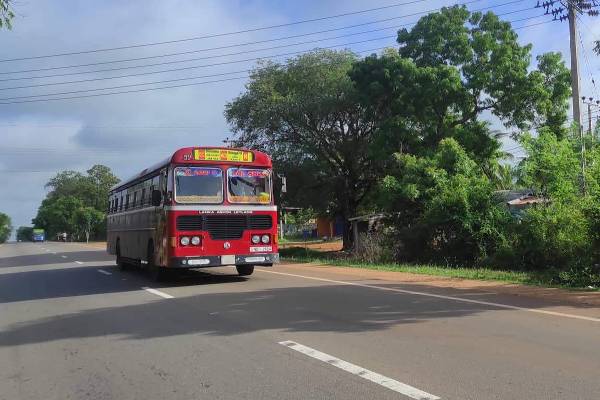 அரச பேருந்தை நிறுத்தி்ச்சென்ற சாரதிக்கு அதிகாலை காத்திருந்த அதிர்ச்சி | Sltb Bus Hijacked And Abandoned On The Road