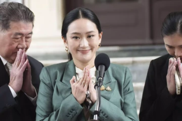 நேர்மையற்ற தாய்லாந்து பிரதமர் இடைநீக்கம்