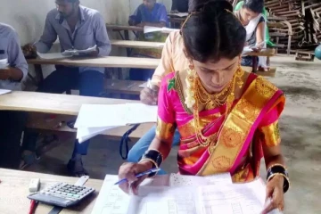 மணக்கோலத்திலேயே தேர்வெழுதிய புதுப்பெண்.. குவியும் பாராட்டு!