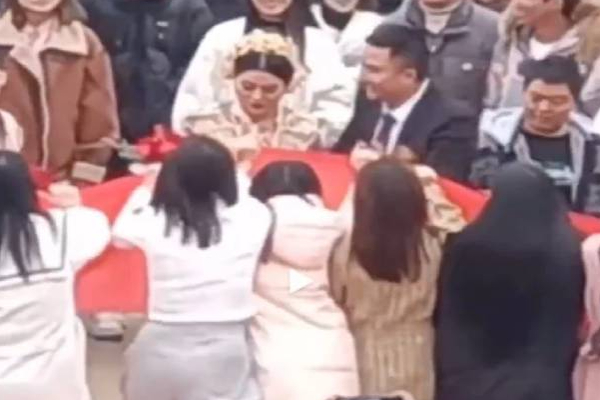 உலகளவில் கவனத்தை ஈர்த்த வித்தியாசமாக திருமண நிகழ்வு! | Different Wedding Attracted World Attention China உலகளவில் கவனத்தை ஈர்த்த வித்தியாசமாக திருமண நிகழ்வு! | Different Wedding Attracted World Attention China
