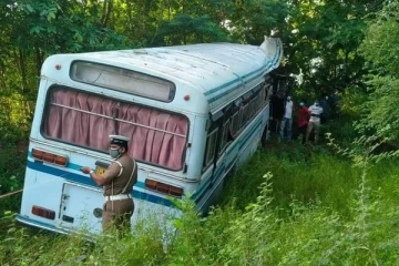 கட்டுப்பாட்டை இழந்து கோரவிபத்தில் சிக்கிய பேருந்து;   26 பேரின் நிலை