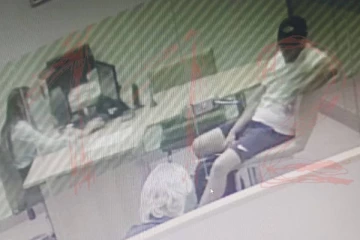 ரஷ்யாவில் பரபரப்பு! பயங்கர ஆயுதங்களுடன் வங்கியில் மர்ம நபர் செய்த செயல்! தூப்பாக்கிகளுடன் குவிந்த படை