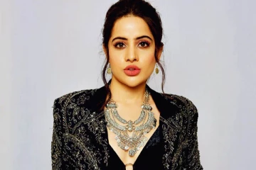 பொது இடத்தில் பிளாஸ்டிக் கவரை கட்டிக் கொண்டு திரிந்த நடிகை - வைரலாகும் வீடியோ - ஷாக்கான மக்கள்