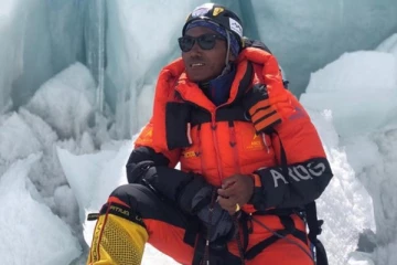 52 வயதில் எவரெஸ்ட் சிகரத்தில் உலக சாதனை படைத்த நபர்!