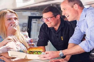 மக்களுக்கு burger வழங்கி ஆச்சர்யப்படுத்திய இளவரசர் வில்லியம்!