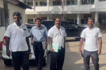 உள்ளூராட்சிமன்ற தேர்தலுக்கான கட்டுப்பணத்தை செலுத்தும் அரசியல் கட்சிகள்!(Photos)