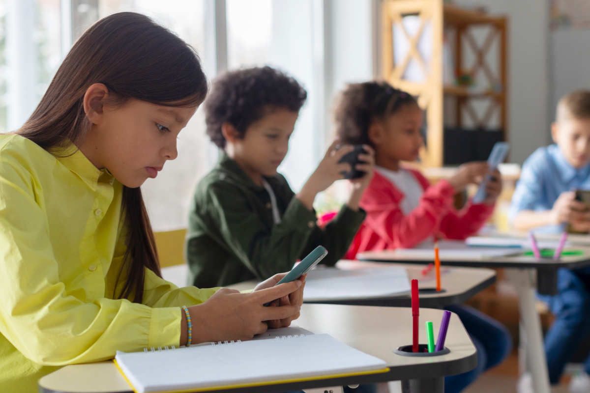 58 சதவீத பாடசாலைகளில் கையடக்கத் தொலைபேசிக்கு தடை! | Mobile Phones Banned 58 Percent Of Schools World 58 சதவீத பாடசாலைகளில் கையடக்கத் தொலைபேசிக்கு தடை! | Mobile Phones Banned 58 Percent Of Schools World