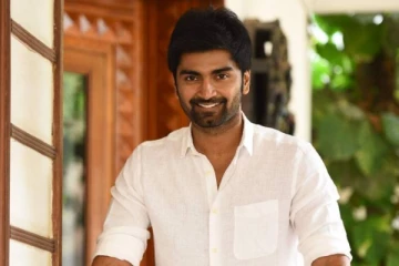 இளம் நடிகர் அதர்வாவின் அம்மாவை பார்த்துள்ளீர்களா?- அழகிய போட்டோ