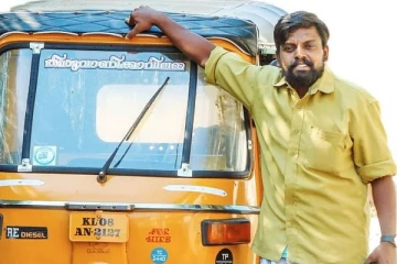 12 ஆம் வகுப்பில் தோல்வி… பட்டப்படிப்பில் கல்லூரியின் முதல் மாணவராக வந்து அசத்திய ஆட்டோ டிரைவர்!