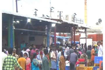 ஊரடங்கு தளர்வால் சந்தையில் குவிந்த மக்கள் - காற்றில் பறந்த கொரோனா கட்டுப்பாடுகள்