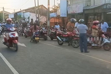 මේ පැතිවලත් තෙල් පෝලිම් - ඉන්ධන පුරවගන්න ජනතාව මහපාරේ